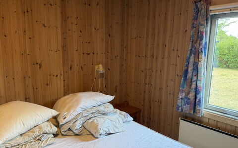 Hedwig - 120M to the Fjord: Legna, Camera Da Letto, Pavimento, Pavimentazione, Letto, Mobilia, Interior Design, Tessile, Lenzuolo, Camera
