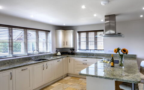 The Farmhouse at Rusty Lane Farm: Interior Design, Mobilia, Pavimentazione, Controsoffitto, Cucina, Legna, Cabinetry, Soffitto, Casa, Pavimento