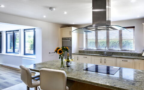 The Farmhouse at Rusty Lane Farm: Mobilia, Cucina, Interior Design, Controsoffitto, Pavimentazione, Elettrodomestico Da Cucina, Cabinetry, Legna, Soffitto, Pavimento