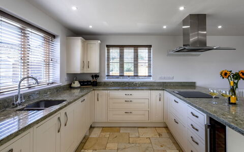 The Farmhouse at Rusty Lane Farm: Cucina, Controsoffitto, Cabinetry, Interior Design, Pavimentazione, Legna, Mobilia, Casa, Pavimento, Soffitto