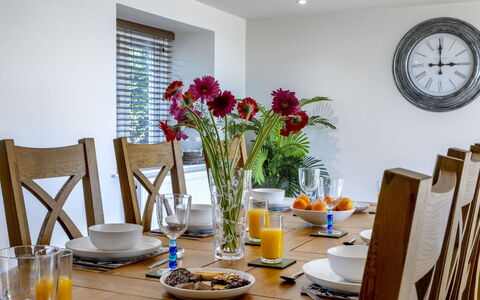 The Farmhouse at Rusty Lane Farm: Mobilia, Tavola, Interior Design, Tavolo, Sala Da Pranzo, Legna, Sedia, Cucina & Sala Da Pranzo Tavolo, Tessile, Dishware