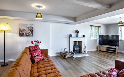 The Farmhouse at Rusty Lane Farm: Mobilia, Interior Design, Pavimentazione, Divano, Parete, Pavimento, Legna, Soggiorno, Camera, Soffitto