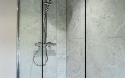 The Farmhouse at Rusty Lane Farm: Idraulico Fixture, Doccia, Soffione Doccia, Bagno, Doccia Porta, Idraulico, Pannello Doccia, Doccia Bar, Piastrella