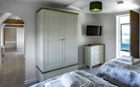 The Farmhouse at Rusty Lane Farm: Interior Design, Pavimentazione, Pavimento, Camera Da Letto, Legna, Letto, Mobilia, Soffitto, Camera, Illuminazione