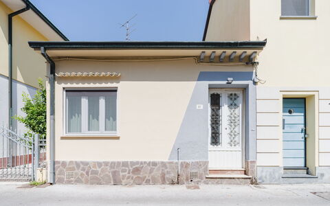 Contemporary House: Parete, Costruzione, Finestra, Porta, Manto Stradale, Facciata, Zona Residenziale, Casa, Architettura, Casa