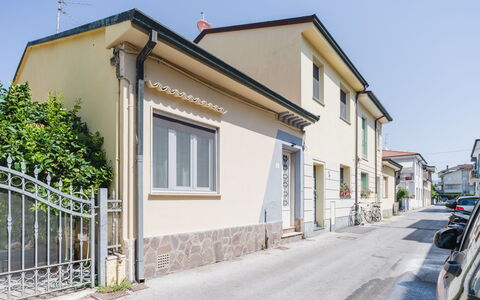 Contemporary House: Parete, Costruzione, Finestra, Manto Stradale, Zona Residenziale, Quartiere, Facciata, Casa, Architettura, Cittadina