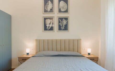 Contemporary House: Mobilia, Letto, Camera Da Letto, Interior Design, Bedding, Lenzuolo, Legna, Pavimento, Pavimentazione, Biancheria