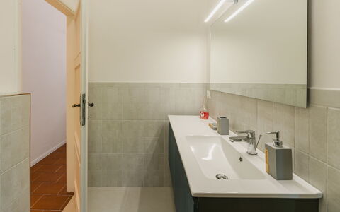 Contemporary House: Pavimentazione, Parete, Interior Design, Pavimento, Idraulico Fixture, Soffitto, Lavandino Del Bagno, Bagno, Lavello, Rubinetto
