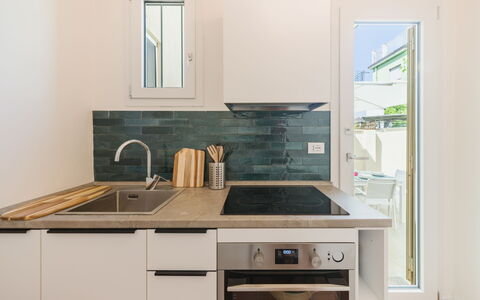 Contemporary House: Cucina, Controsoffitto, Elettrodomestico Da Cucina, Pavimentazione, Interior Design, Apparecchio Major, Legna, Cabinetry, Pavimento, Mobilia
