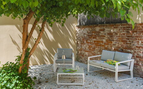 Contemporary House: Mobilia, Mobili Da Esterno, Sedia, Giardino, Groundcover, Shade, Banco, Bracciolo, Backyard