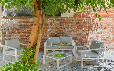 Contemporary House: Mobilia, Mobili Da Esterno, Sedia, Giardino, Tavolo Esterno, Bracciolo, Terrazza, Shade, Backyard
