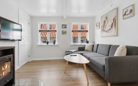 Jasper - 100M from the Sea: Interior Design, Mobilia, Pavimentazione, Divano, Parete, Pavimento, Legna, Soggiorno, Soffitto, Casa