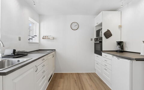 Jasper - 100M from the Sea: Controsoffitto, Cucina, Pavimentazione, Cabinetry, Interior Design, Mobilia, Legna, Pavimento, Elettrodomestico Da Cucina, Apparecchio Major