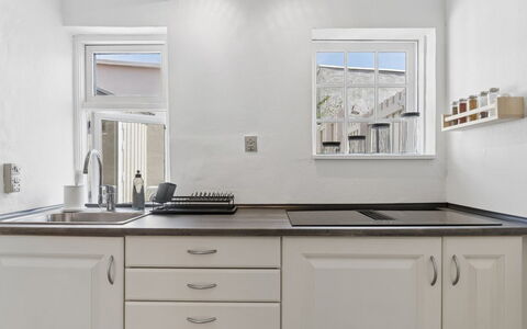 Jasper - 100M from the Sea: Cucina, Controsoffitto, Cabinetry, Interior Design, Lavandino Della Cucina, Pavimentazione, Elettrodomestico Da Cucina, Mobilia, Casa, Lavello
