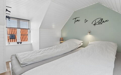 Jasper - 100M from the Sea: Camera Da Letto, Letto, Bedding, Lenzuolo, Interior Design, Telaio Del Letto, Pavimento, Biancheria, Soffitto, Cuscino
