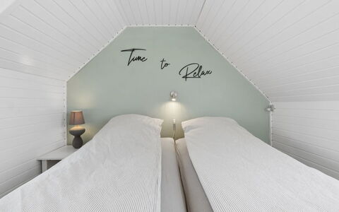 Jasper - 100M from the Sea: Camera Da Letto, Letto, Pavimento, Legna, Interior Design, Bedding, Lenzuolo, Pavimentazione, Soffitto, Biancheria