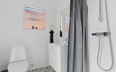 Jasper - 100M from the Sea: Idraulico Fixture, Pavimentazione, Pavimento, Interior Design, Bagno, Gabinetto, Idraulico, Soffitto, Toilet Seat, Lavello