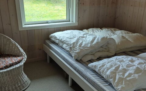 Meike - 750M from the Sea: Legna, Camera Da Letto, Letto, Lenzuolo, Pavimento, Mobilia, Bedding, Pavimentazione, Interior Design, Telaio Del Letto