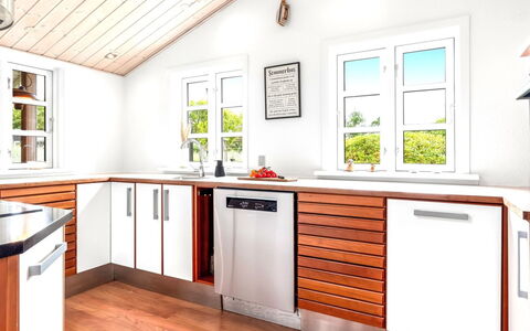 Tian - 1Km from the Sea: Pavimentazione, Legna, Cucina, Pavimento, Interior Design, Mobilia, Controsoffitto, Elettrodomestico Da Cucina, Cabinetry, Pavimento In Legno