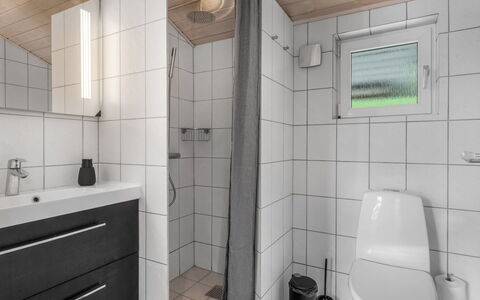 Tian - 1Km from the Sea: Lavandino Del Bagno, Pavimentazione, Idraulico Fixture, Lavello, Bagno, Interior Design, Pavimento, Legna, Rubinetto, Gabinetto