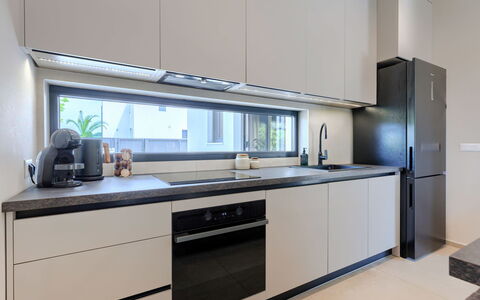 Riata: Cucina, Elettrodomestico Da Cucina, Controsoffitto, Interior Design, Legna, Apparecchio Major, Pavimentazione, Cabinetry, Elettrodomestico, Illuminazione