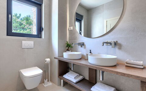 Riata: Bagno, Idraulico Fixture, Pavimentazione, Parete, Interior Design, Lavello, Lavandino Del Bagno, Pavimento, Rubinetto, Specchio