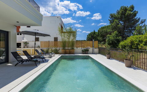 Riata: Piscina, Zona Residenziale, Materiale Composito, Ricorrere, Giochi D'Acqua, Eco Hotel, Shade, Mobili Da Esterno, Estate, Villa