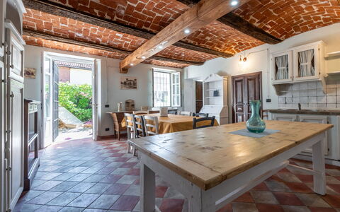 Jeeco: Mobilia, Pavimentazione, Interior Design, Legna, Soffitto, Pavimento, Cucina & Sala Da Pranzo Tavolo, Sedia, Tavolo, Cucina
