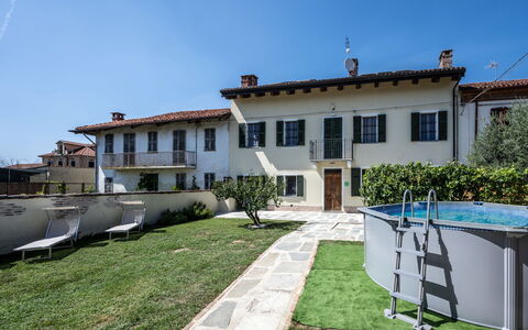 Jeeco: Zona Residenziale, Casa, Casa, Estate, Prato, Cortile, Villa, Cortile, Balcone, Backyard