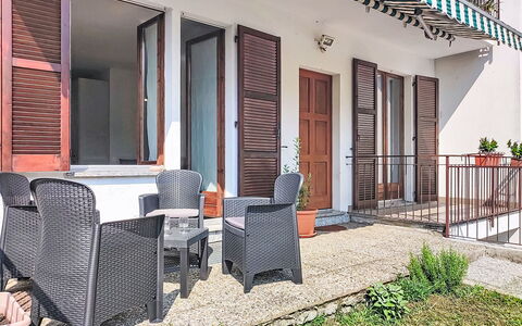 Casa Burli: Porta, Portico, Balcone, Pavimento, Appartamento, Mobili Da Esterno, Porta A Casa, Shade, Color Legno, Sedia