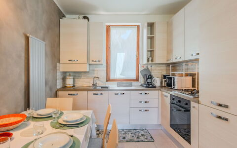 Casa Burli: Elettrodomestico Da Cucina, Cucina, Interior Design, Pavimentazione, Apparecchio Major, Controsoffitto, Legna, Mobilia, Pavimento, Cabinetry