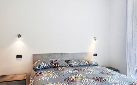 Casa Burli: Letto, Mobilia, Interior Design, Camera Da Letto, Parete, Bedding, Pavimento, Lenzuolo, Pavimentazione, Legna