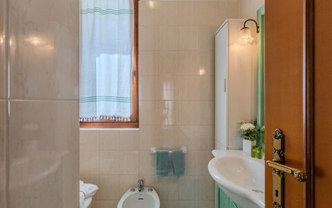 Casa Burli: Lavandino Del Bagno, Bagno, Idraulico Fixture, Interior Design, Pavimentazione, Pavimento, Lavello, Rubinetto, Idraulico, Illuminazione