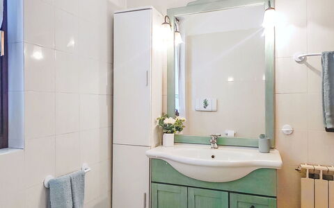 Casa Burli: Lavandino Del Bagno, Idraulico Fixture, Bagno, Interior Design, Lavello, Pavimentazione, Mobiletto Del Bagno, Specchio, Rubinetto, Pavimento