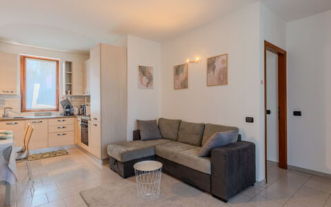 Casa Burli: Mobilia, Interior Design, Pavimentazione, Pavimento, Legna, Camera, Divano, Soffitto, Soggiorno, Tavolo