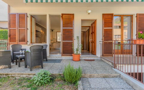 Casa Burli: Porta, Pavimento, Appartamento, Balcone, Pianta Della Casa, Color Legno, Vaso Di Fiori, Portico, Shade, Latifoglie