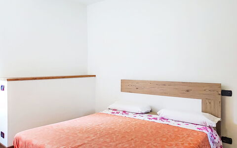 Casa Olivee: Letto, Interior Design, Camera Da Letto, Mobilia, Parete, Bedding, Lenzuolo, Pavimento, Pavimentazione, Legna