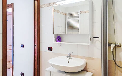 Casa Olivee: Parete, Pavimentazione, Idraulico Fixture, Interior Design, Legna, Pavimento, Lavello, Bagno, Lavandino Del Bagno, Casa