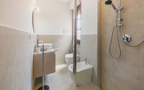La Casa di Margot: Pavimentazione, Bagno, Pavimento, Parete, Idraulico Fixture, Interior Design, Gabinetto, Soffitto, Idraulico, Illuminazione