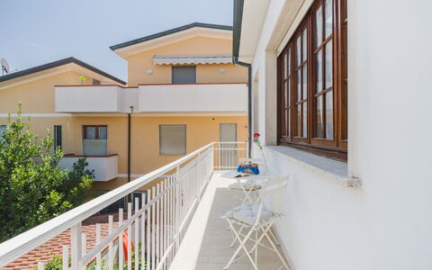 La Casa di Margot: Pavimento, Zona Residenziale, Porta, Casa, Appartamento, Balcone, Materiale Composito, Color Legno, Modanatura, Portico