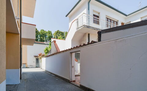 La Casa di Margot: Parete, Zona Residenziale, Casa, Materiale Composito, Calcestruzzo, Balcone, Dipingere, Gesso, Design, Illuminazione Diurna