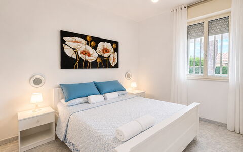 Villa Franca: Mobilia, Letto, Interior Design, Camera Da Letto, Pavimentazione, Pavimento, Lenzuolo, Bedding, Camera, Soffitto