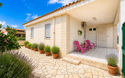 Villa Franca: Zona Residenziale, Casa, Porta, Estate, Shade, Villetta, Flagstone, Giardino, Landscaping, Cortile