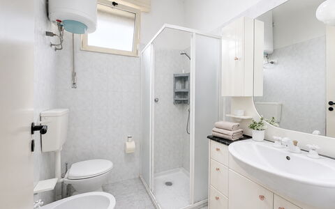 Villa Franca: Idraulico Fixture, Interior Design, Lavandino Del Bagno, Bagno, Pavimentazione, Lavello, Pavimento, Gabinetto, Rubinetto, Soffitto