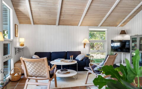 Florida - from the Sea: Mobilia, Interior Design, Legna, Pavimentazione, Soffitto, Sedia, Pavimento, Illuminazione, Soggiorno, Tavolo