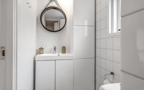 Eike - from the Sea: Parete, Interior Design, Pavimentazione, Idraulico Fixture, Lavandino Del Bagno, Pavimento, Lavello, Mobiletto Del Bagno, Rubinetto, Bagno
