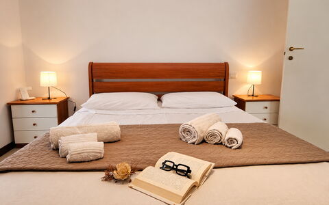 Villa Patrizia: Mobilia, Camera Da Letto, Letto, Interior Design, Lenzuolo, Pavimento, Telaio Del Letto, Bedding, Camera, Appartamento