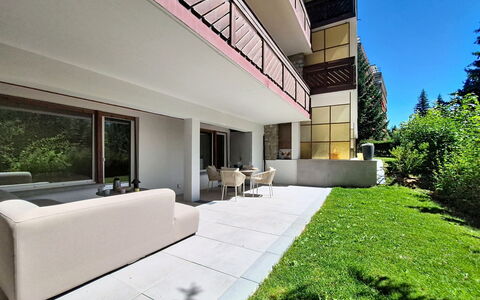 Les Ambassadeurs B 3: Giardino, Balcone, Shade, Landscaping, Cortile, Design, Illuminazione Diurna, Villa, Backyard, Cortile