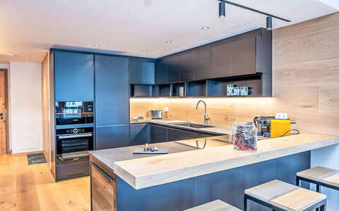 Chesa Zentrum 10B: Cucina, Mobilia, Controsoffitto, Interior Design, Pavimentazione, Elettrodomestico Da Cucina, Cabinetry, Pavimento, Legna, Soffitto