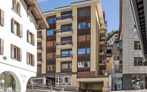 Chesa Zentrum 10B: Costruzione, Finestra, Architettura, Appartamento, Facciata, Cittadina, Quartiere, Zona Residenziale, Urban Design, Condominio